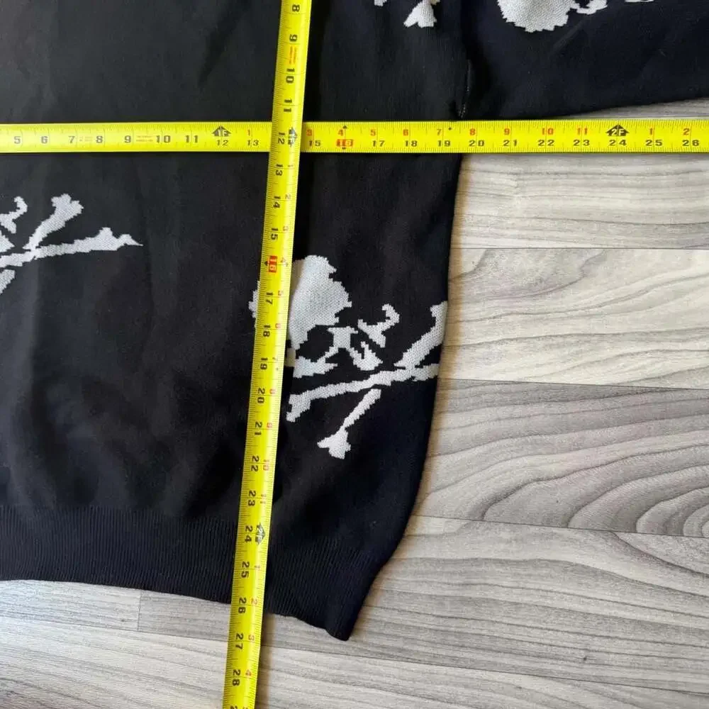 Vintage Y2K Skull and Crossbones Graphic Crewneck Sweater